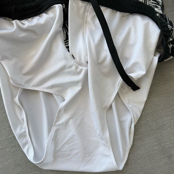 Chubbies The Resort Swim Trunks Shorts Mens XL Black White Flower 4" Mesh Liner - Picture 9 of 15